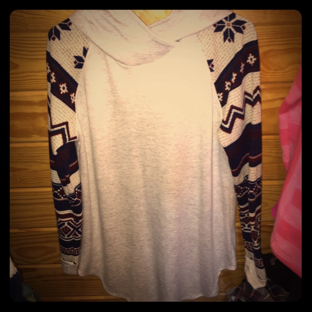 Nice boutique top with hood and long sleeves